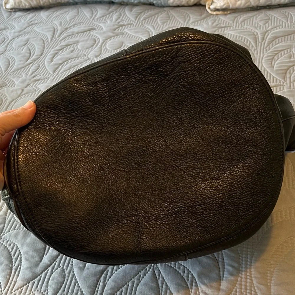 Tory Burch All T Pebble Leather Bag - Picture 4 of 9